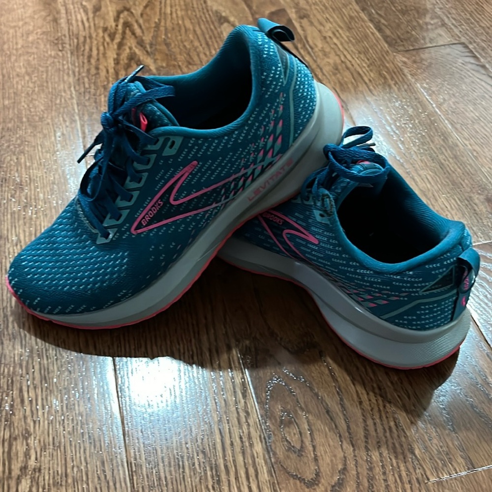 Brooks Levitate 5 size 6.5 women
